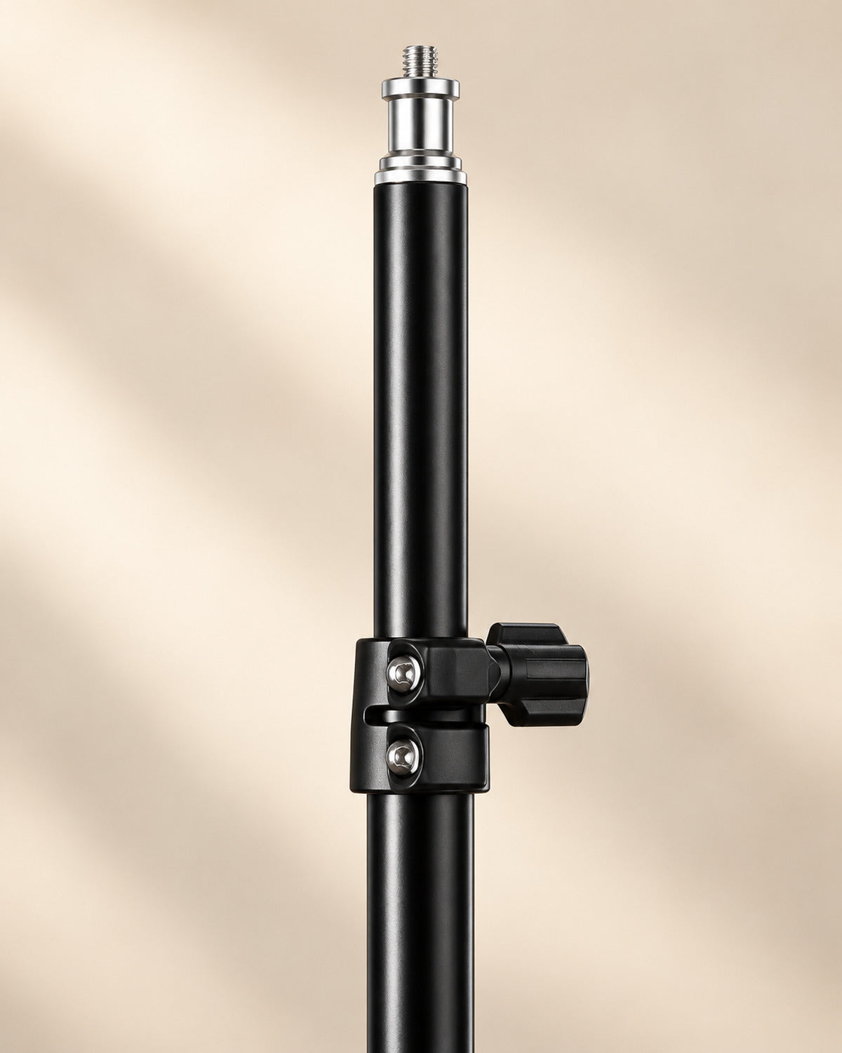 Trípode negro regulable para proyector – imagen 3