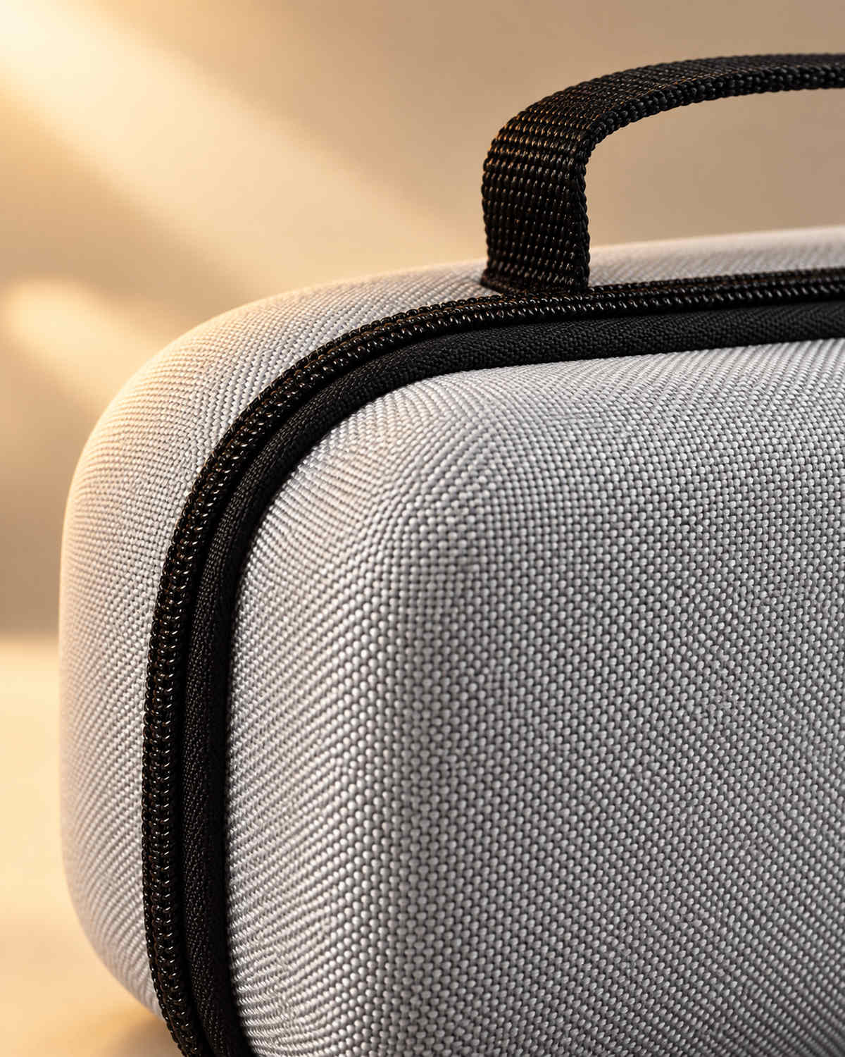 Funda protectora gris – detalle del tejido y la cremallera
