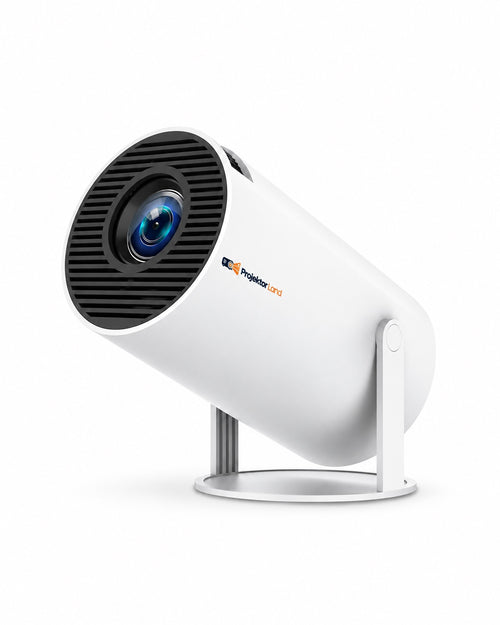 Projektorland Luma Compact – vista del proyector con logotipo, formato vertical 4:5