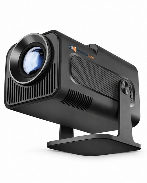 Projektorland Nomad Mini – vista del proyector con logotipo, formato vertical 4:5